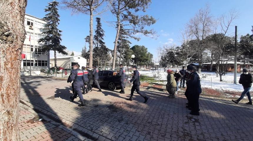 Kepsut&rsquo;ta uyuşturucu operasyonunda yakalanan 2 kişi tutuklandı