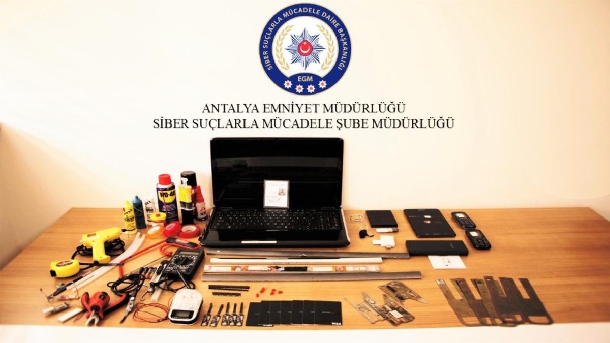 ATM cihazlarına kart kopyalama cihazı takıp vatandaşların hesaplarından para &ccedil;eken iki kişi yakalandı