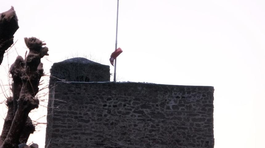 Sinop&rsquo;ta yırtılan bayraklara belediyeden jet m&uuml;dahale