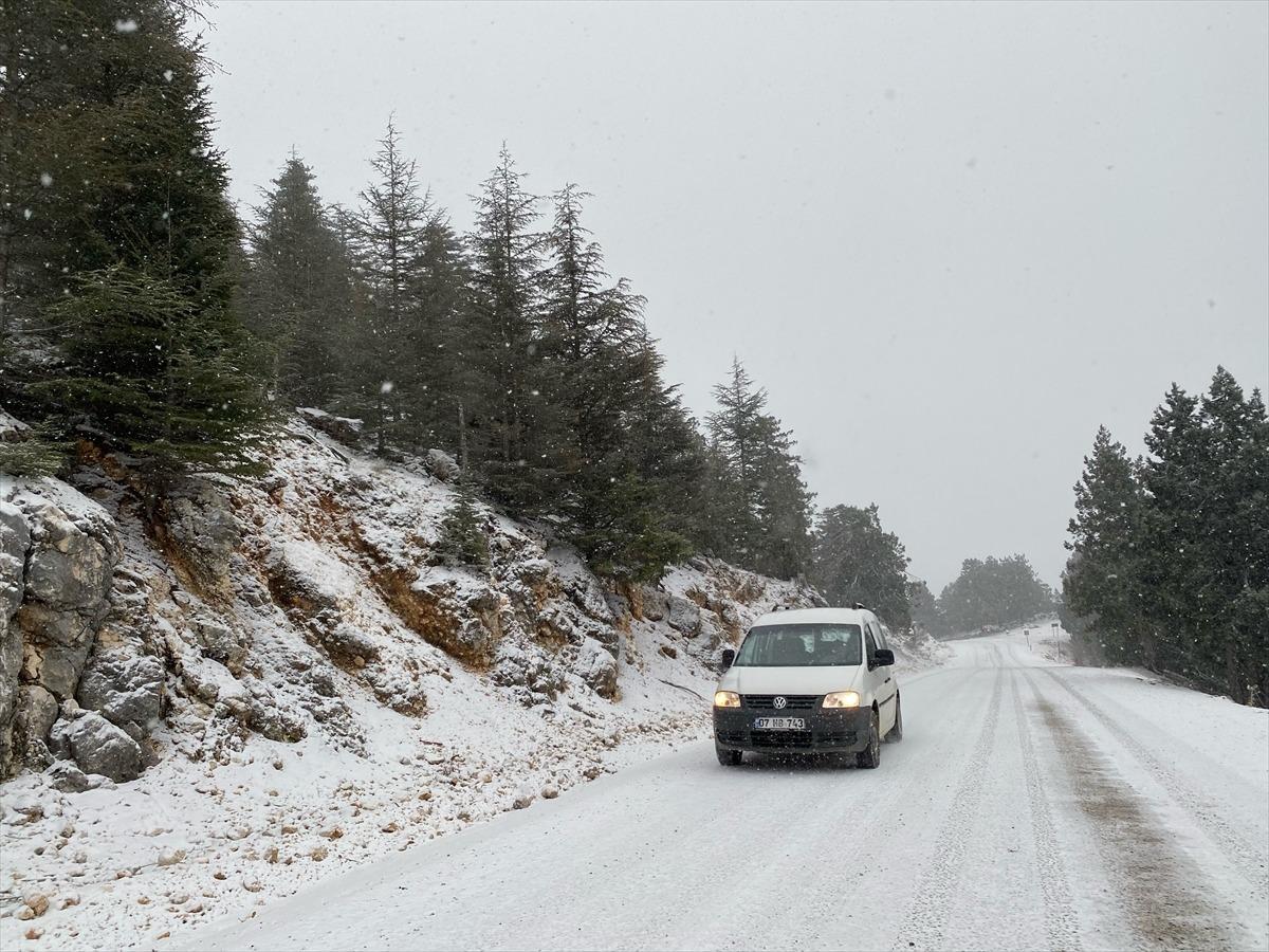 Antalya'nın Kaş il&ccedil;esinde y&uuml;ksek kesimler beyaza b&uuml;r&uuml;nd&uuml;