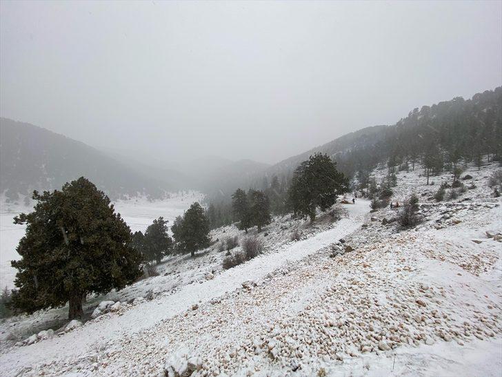 Antalya'nın Kaş ilçesinde yüksek kesimler beyaza büründü G3