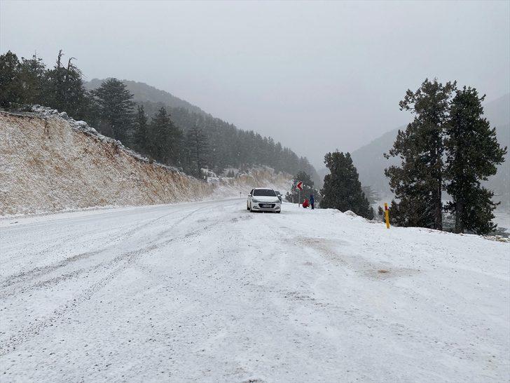 Antalya'nın Kaş ilçesinde yüksek kesimler beyaza büründü G4