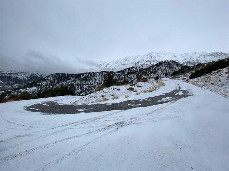 Antalya'nın Kaş ilçesinde yüksek kesimler beyaza büründü G5