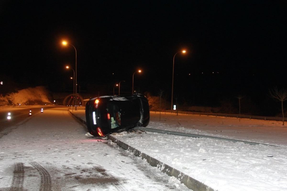 Sinop&rsquo;ta aydınlatma direğine &ccedil;arpan otomobil yan yattı: 3 yaralı