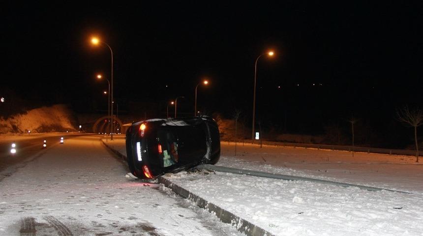 Sinop&rsquo;ta aydınlatma direğine &ccedil;arpan otomobil yan yattı: Yaralılar var