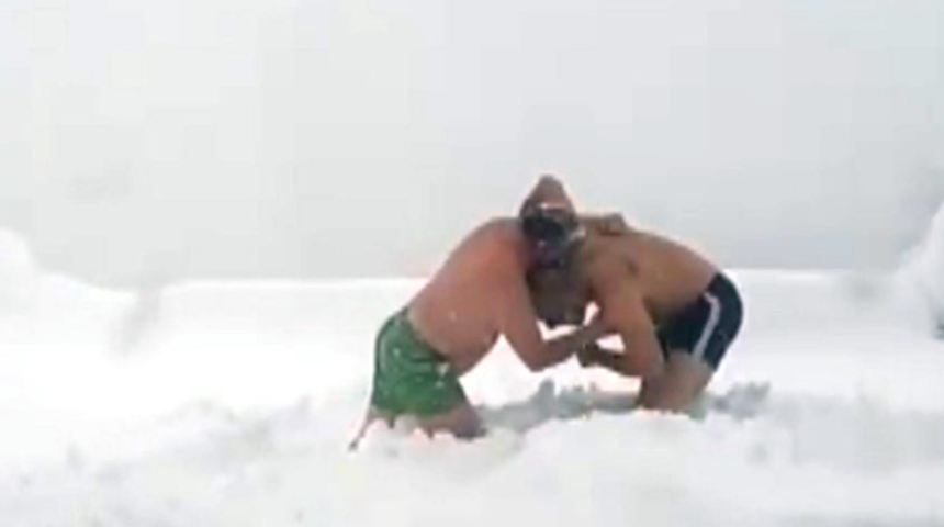 B&ouml;yle kar sevinci g&ouml;r&uuml;lmedi! Soğuk havaya aldırmadan g&uuml;reş tuttular