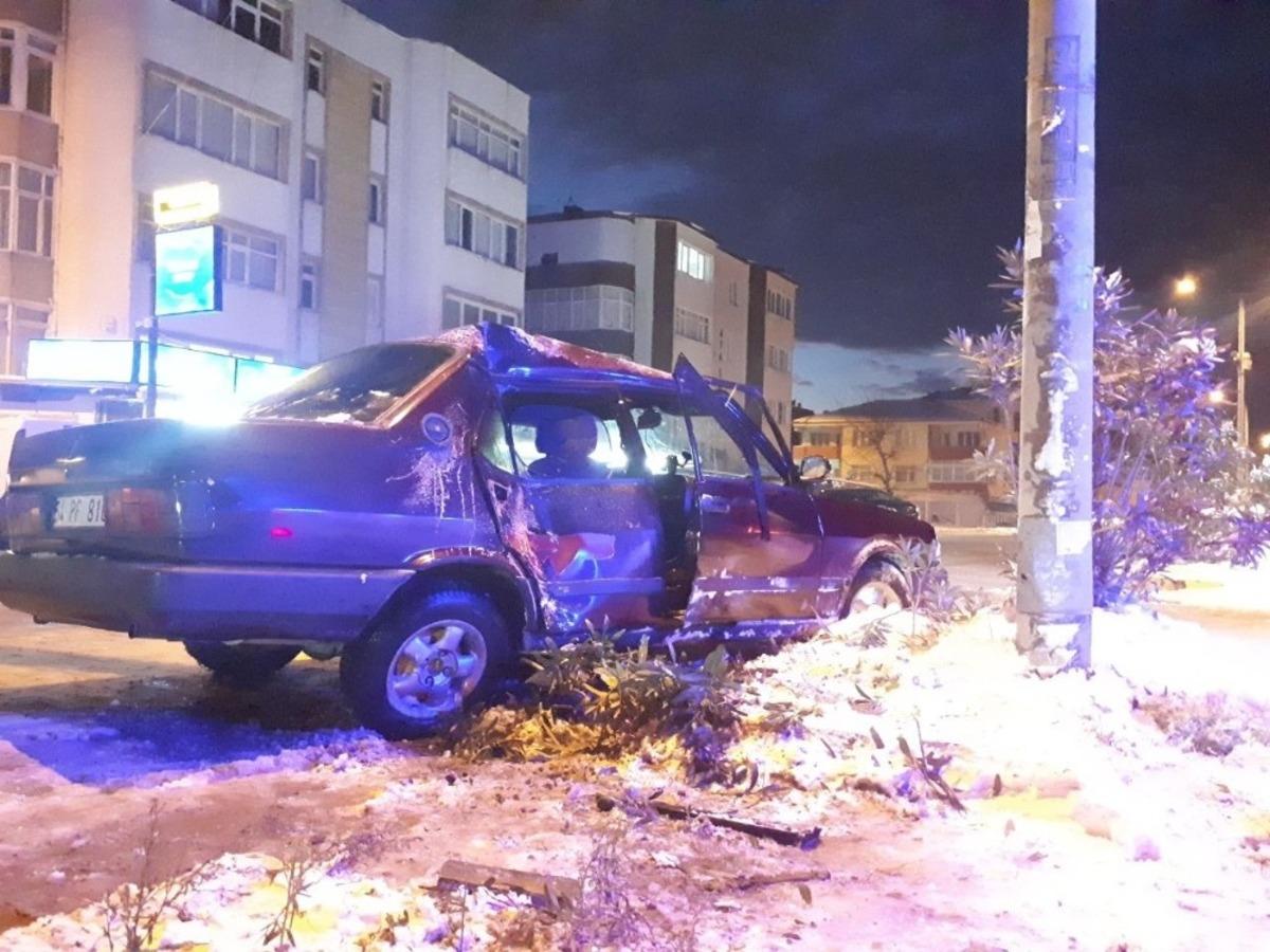 Ref&uuml;j&uuml; aşarak karşı şeride ge&ccedil;en aracın s&uuml;r&uuml;c&uuml;s&uuml; 200 promil alkoll&uuml; &ccedil;ıktı