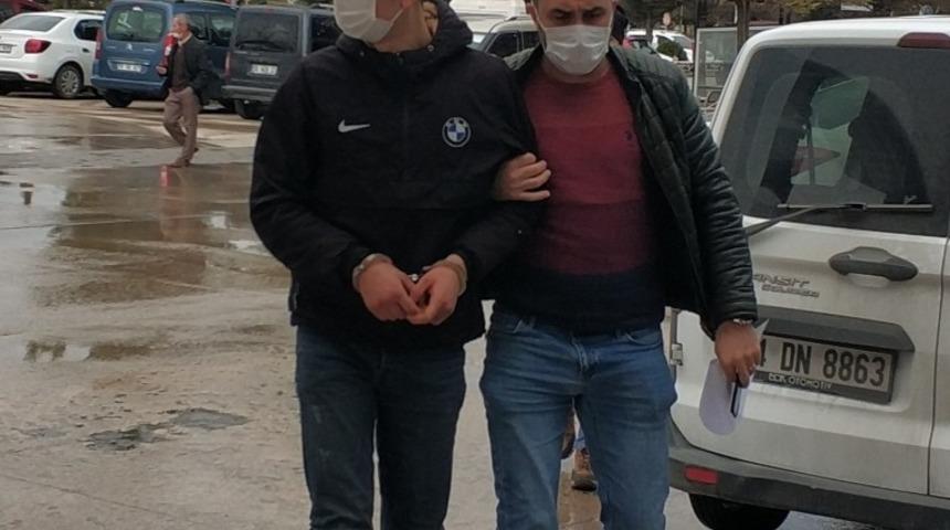 Otob&uuml;s&uuml;nden inerken uyuşturucuyla yakalanan şahıs tutuklandı