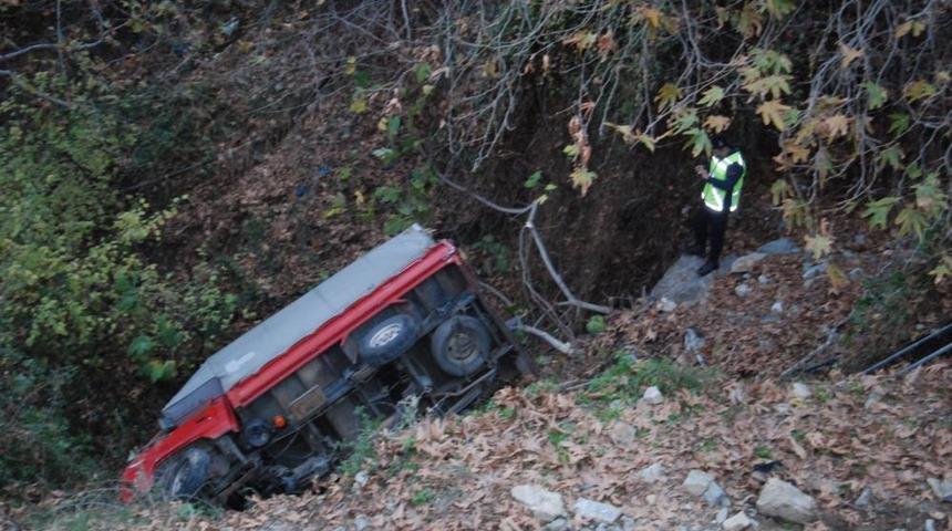 Antalya'da uçuruma yuvarlanan kamyonetteki yaralı yalın ayak 600 metre yürüyüp yardım istedi
