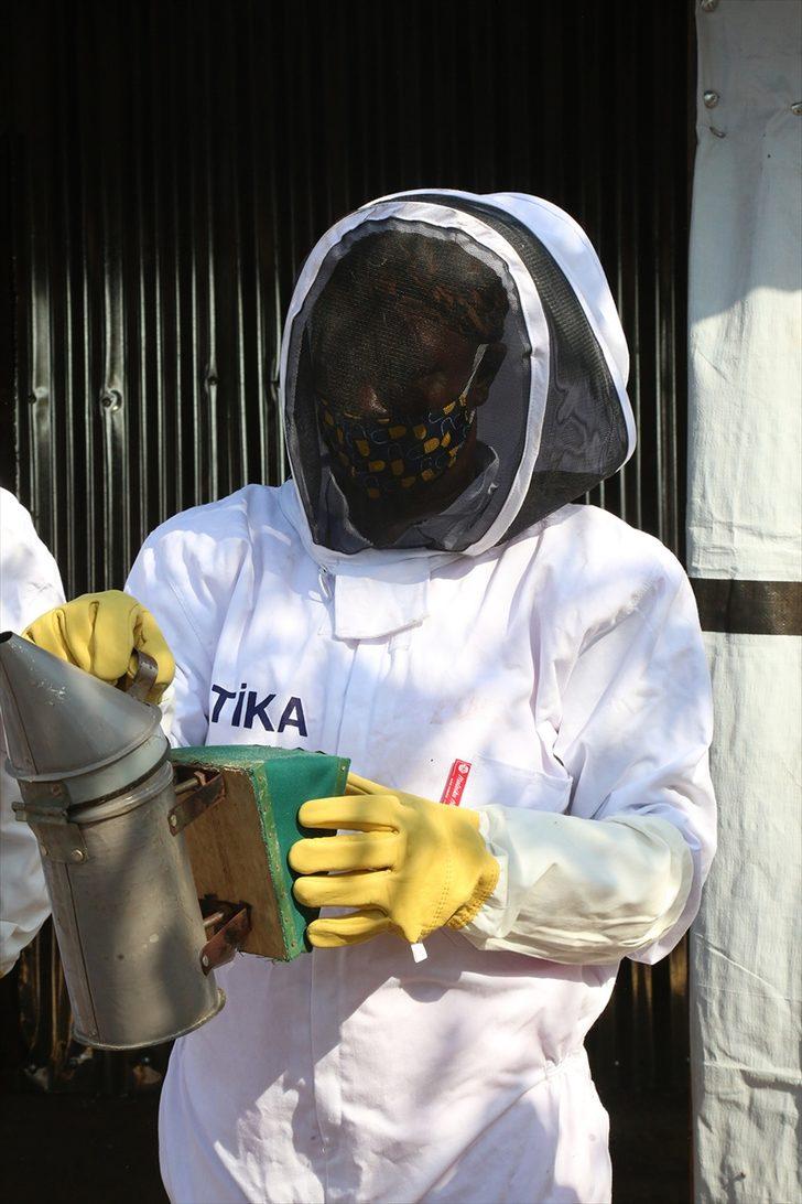 TİKA Güney Sudan'daki çiftçilere tavukçuluk ve arıcılık ekipmanı sağladı G1