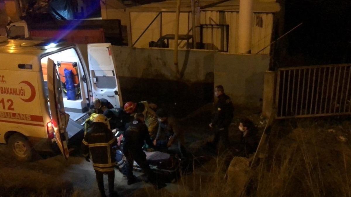 Karşı şeride ge&ccedil;mek isteyen tır şarampole u&ccedil;tu: 1 yaralı