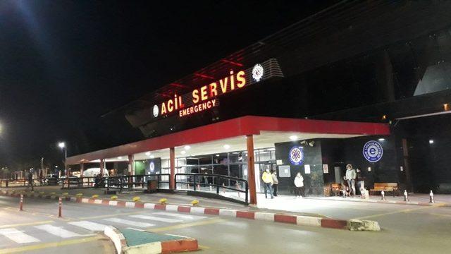 İzmir’de iki grup arasında bıçaklı kavga: 3 yaralı 1