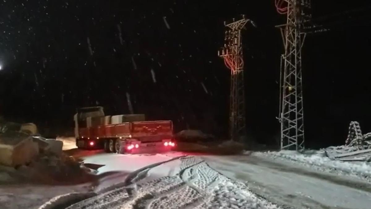 Yoğun kar yağışı sebebiyle mahsur kalan 10 tır kurtarıldı
