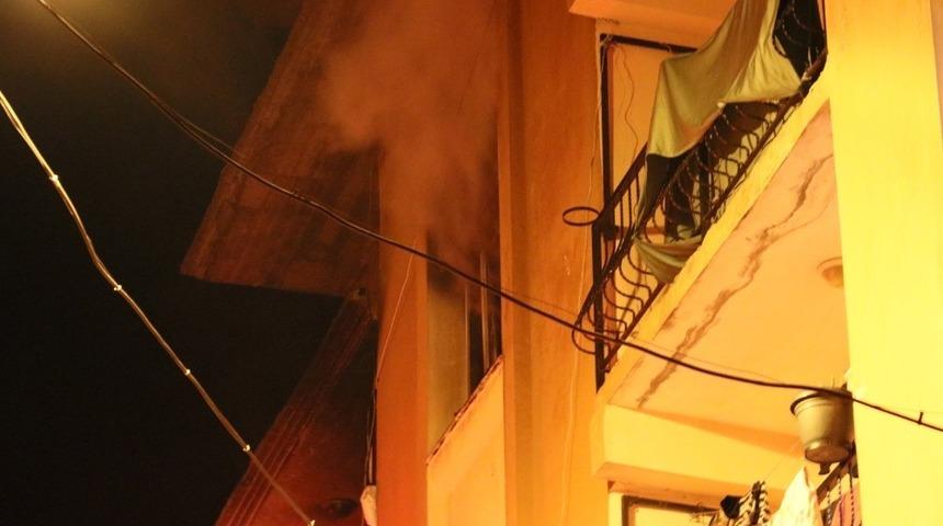 İzmir&rsquo;de yangın paniği: 1&rsquo;i bebek 4 kişi dumandan etkilendi