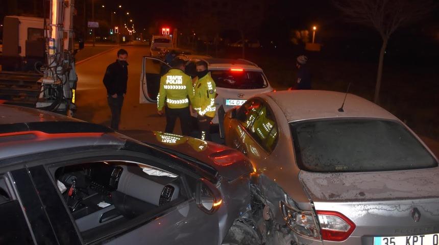 İzmir&rsquo;de zincirleme trafik kazaları: 14 ara&ccedil; hasar g&ouml;rd&uuml;