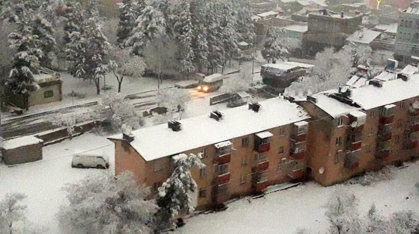 Gaziantepliler g&uuml;ne kar ile uyandı