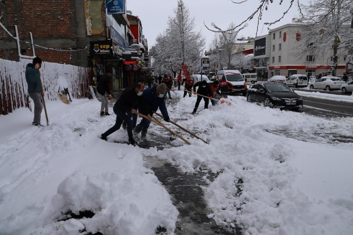 Belediye ekiplerinden kar mesaisi