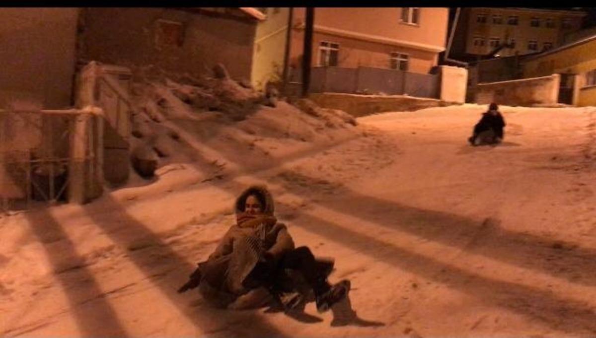 Bayburtlu &ccedil;ocukların poşetle kızak keyfi