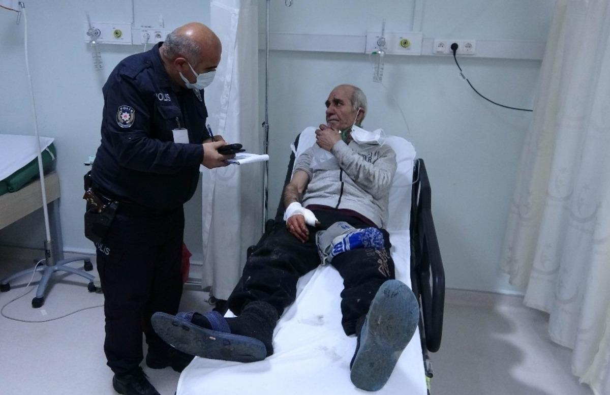 Yaşlı adamı yangında &ouml;l&uuml;mden komşuları kurtardı
