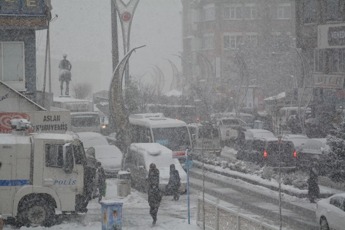 Hakkari&rsquo;de 294 yerleşim yerinin yolu ulaşıma kapandı