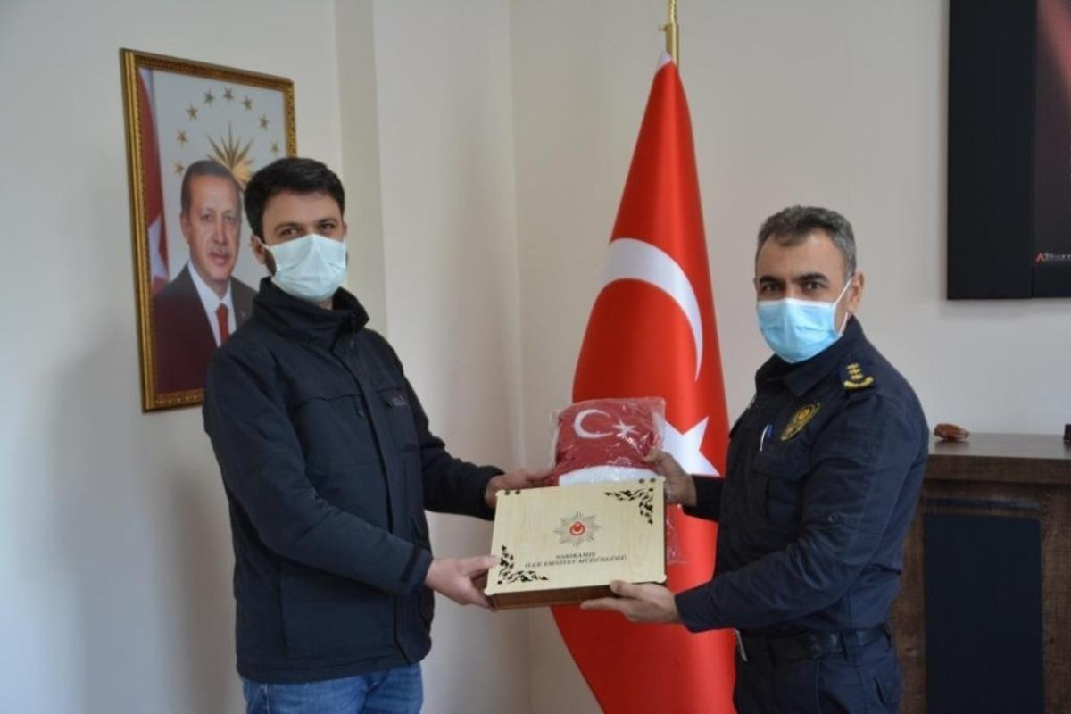 Emniyet M&uuml;d&uuml;r&uuml; &Ouml;zer&rsquo;den esnaflara teşekk&uuml;r plaketi