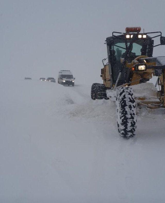 Kars’ta beyaz esaret! 71 köy yolu ulaşıma kapandı