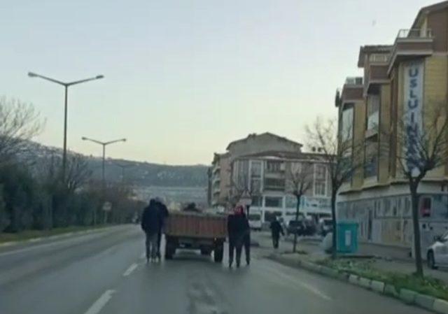 Bursa&rsquo;da trakt&ouml;re takılan patenci &ccedil;ocukların tehlikeli yolculuğu kameralara yansıdı 1