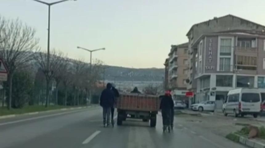 Bursa&rsquo;da trakt&ouml;re takılan patenci &ccedil;ocukların tehlikeli yolculuğu kameralara yansıdı