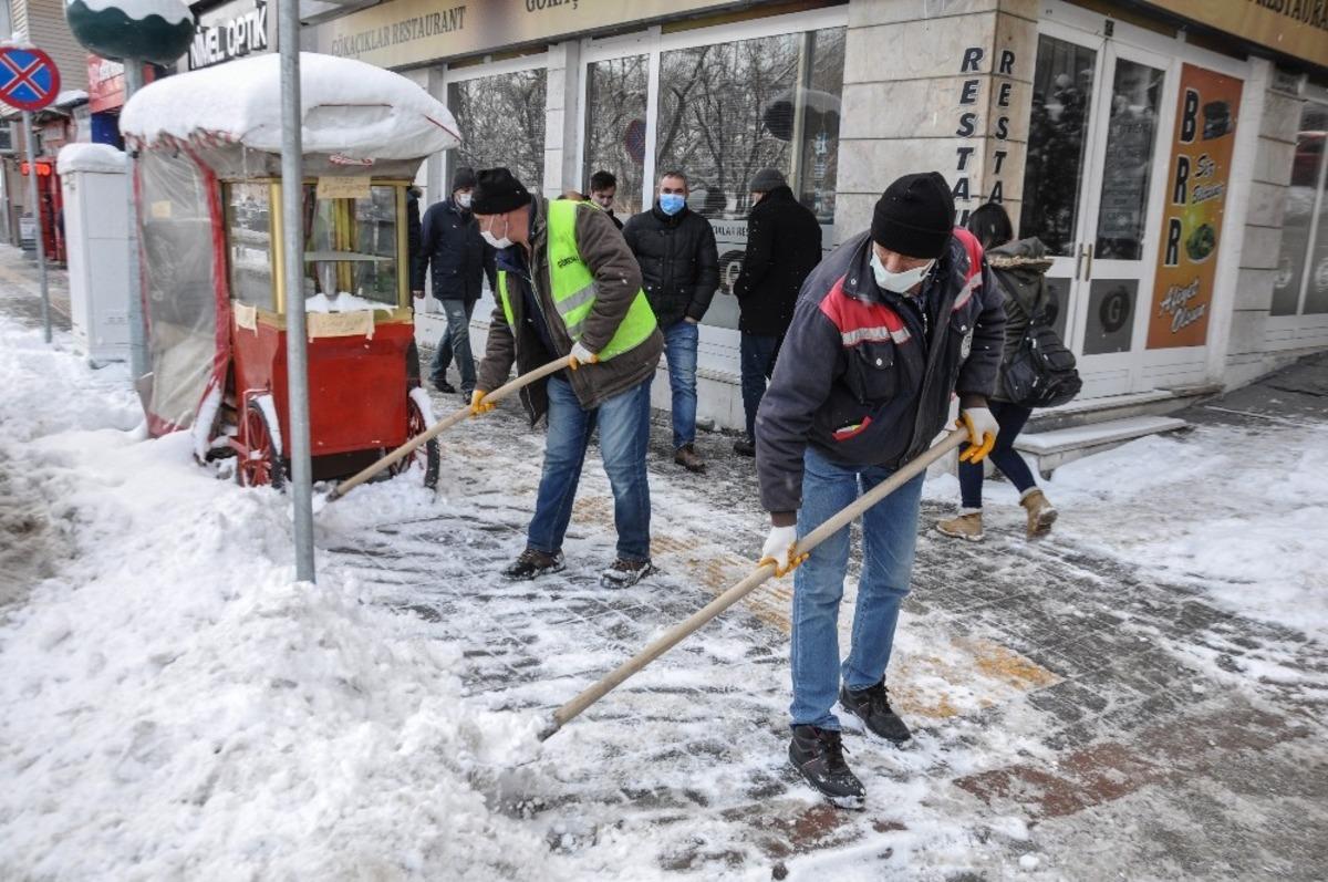 Kaldırımlar temizleniyor