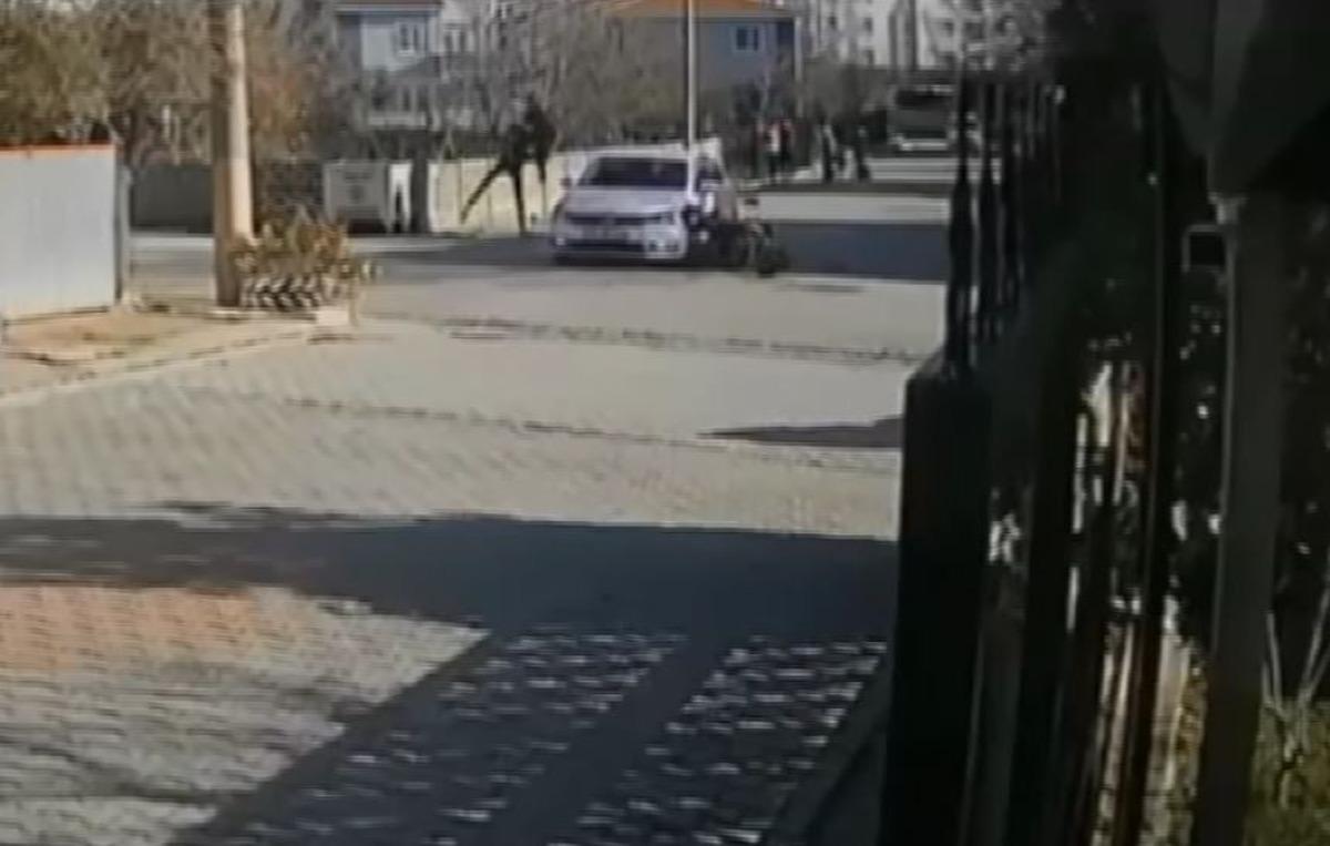 Feci anlar kamerada: Motosikletiyle &ccedil;arptığı otomobilin &uuml;zerinden u&ccedil;tu