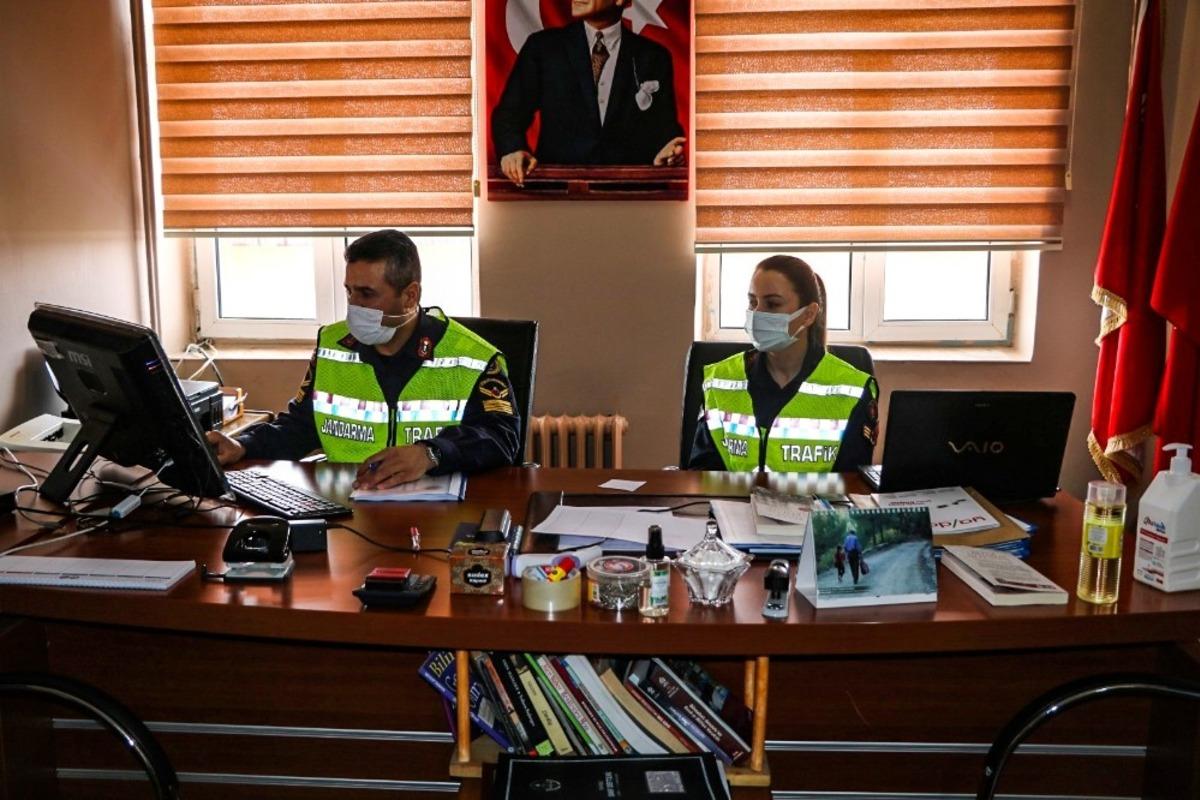 Jandarma EBA&rsquo;dan &ouml;ğrencilere trafik dersi verdi