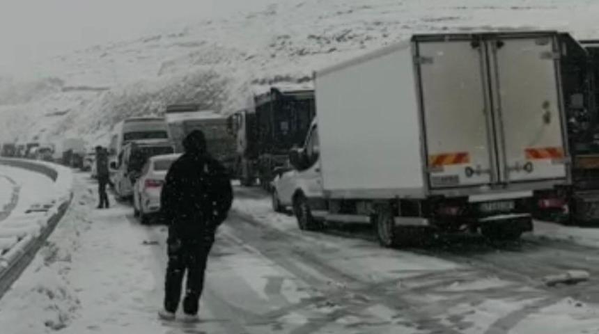 Kar yağışı hayatı fel&ccedil; etti, Mardin-Diyarbakır karayolunda ulaşım durdu