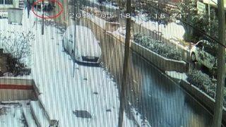 Kayan minibüsü durdurmak isteyen sürücü canından oluyordu