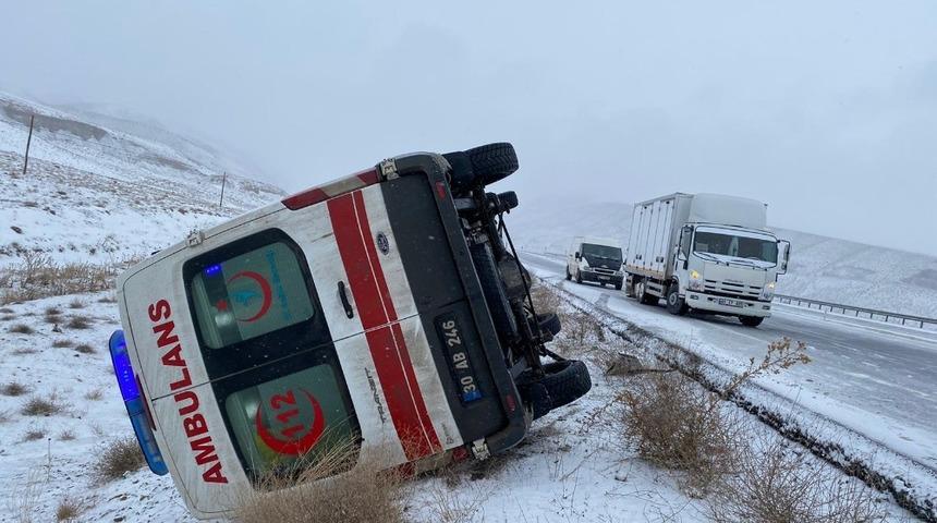 Kontrolden çıkan ambulans yan yattı
