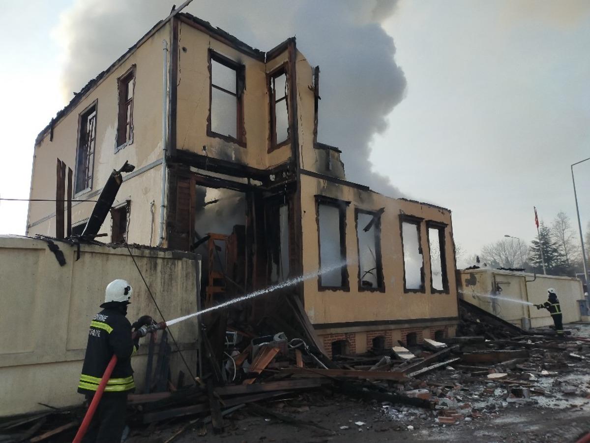Yangını soğutma &ccedil;alışmaları 6 saattir devam ediyor