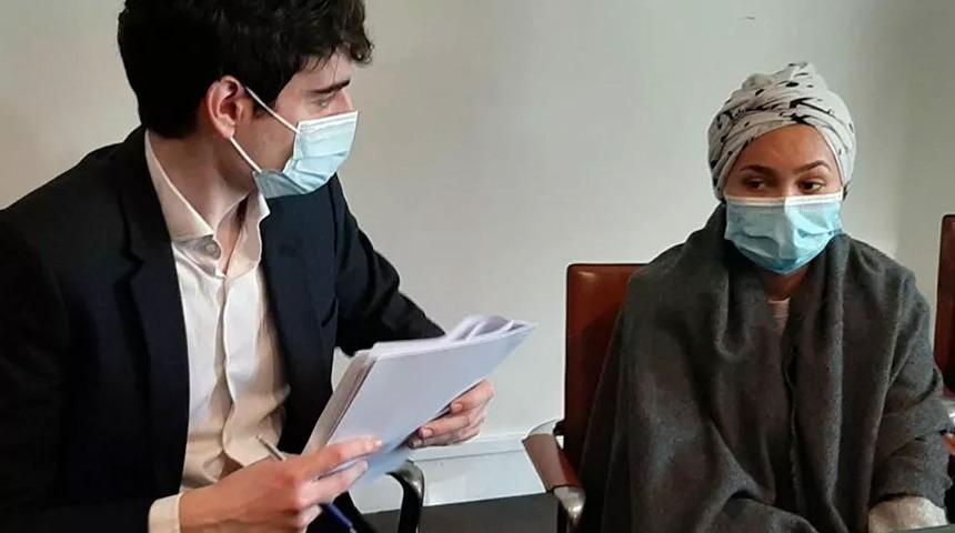 Fransa'da gözaltına alınan hamile kadın bebeğini düşürdü!