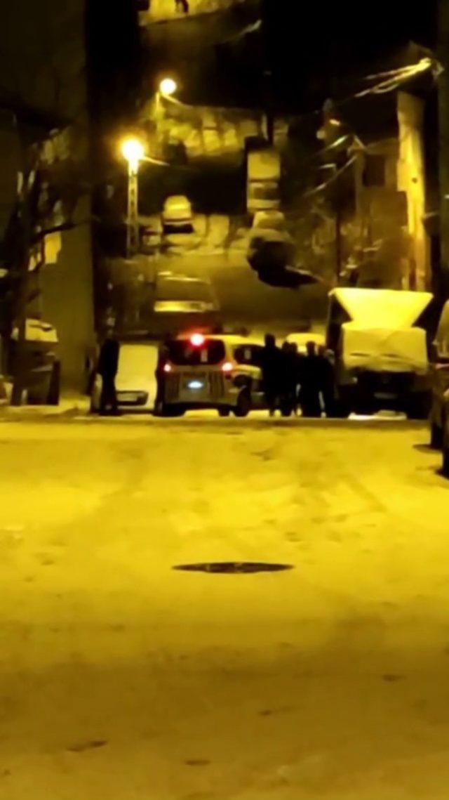 Arnavutköy’de kartopu oynayanlar vatandaş mahallede kalan polis aracını böyle kurtardı 1