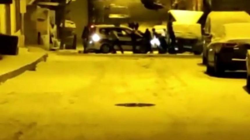Arnavutk&ouml;y&rsquo;de kartopu oynayanlar vatandaş mahallede kalan polis aracını b&ouml;yle kurtardı