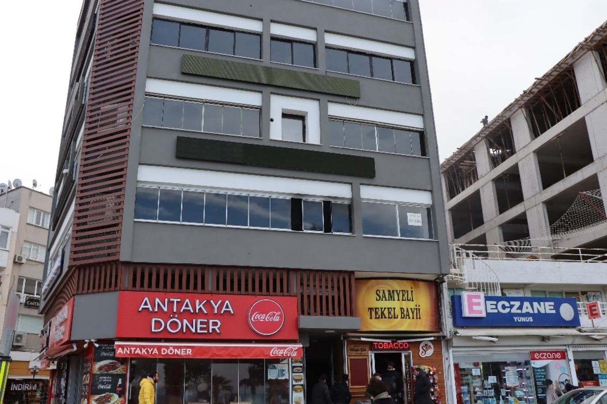 Kuşadası&rsquo;nda kuaf&ouml;rde &ccedil;ıkan yangın paniğe yol a&ccedil;tı