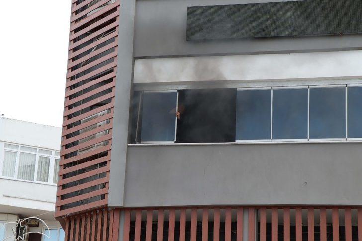 Kuşadası’nda kuaförde çıkan yangın paniğe yol açtı G3