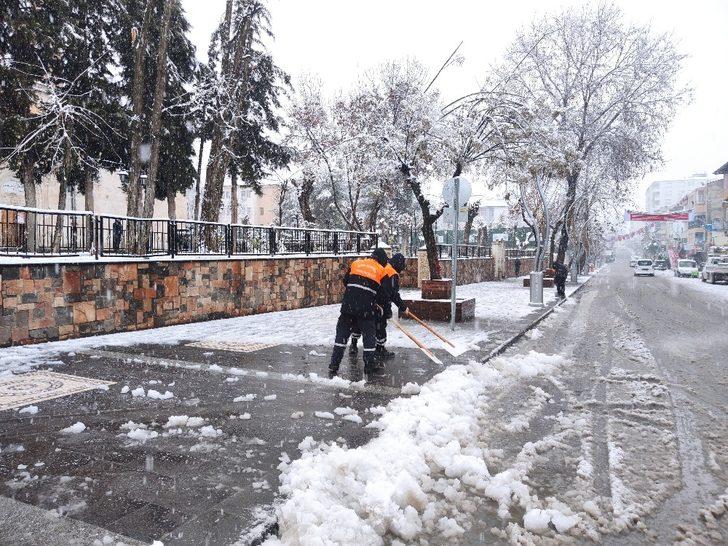 Silvan’da kar yağışı hayatı olumsuz etkiledi: 25 köy yolu ulaşıma kapandı G2