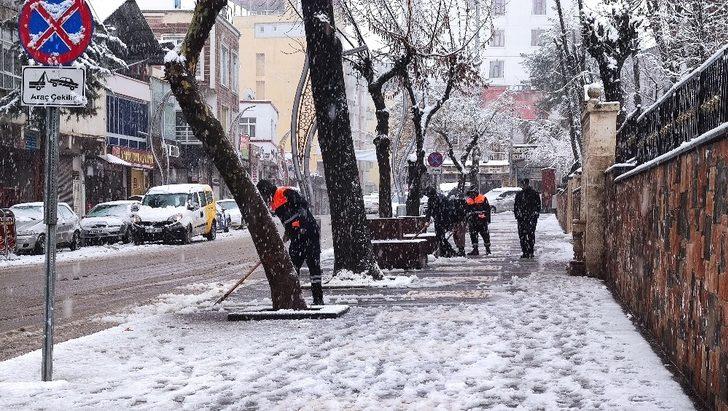 Silvan’da kar yağışı hayatı olumsuz etkiledi: 25 köy yolu ulaşıma kapandı G3
