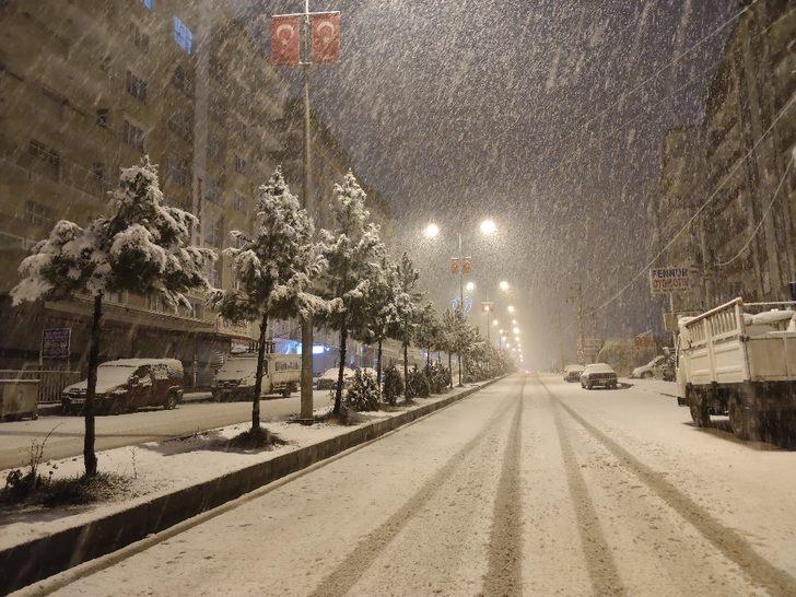 Silvan’da kar yağışı hayatı olumsuz etkiledi: 25 köy yolu ulaşıma kapandı G4