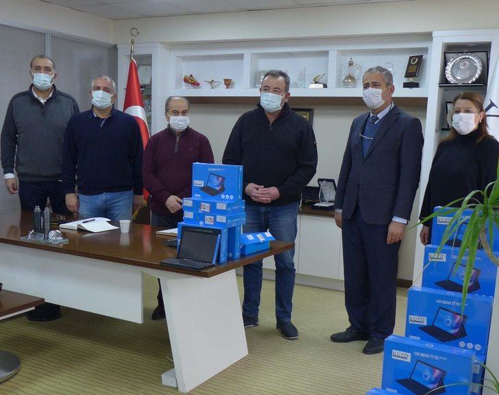 Kuşadası Ticaret Odası’ndan öğrencilere klavyeli tablet desteği G1