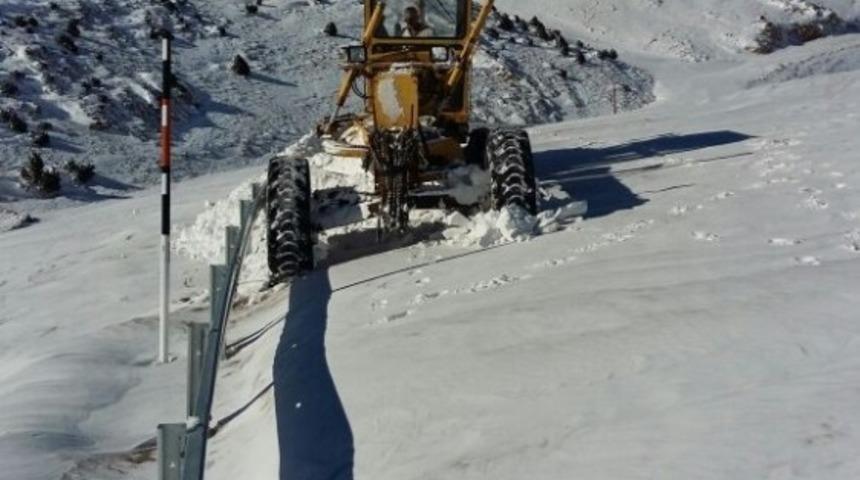Kar nedeniyle kapanan 539 mahalle yolu ulaşıma a&ccedil;ıldı