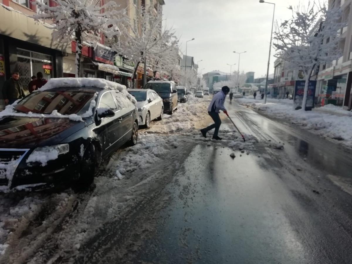 Kısıtlama sonra hafta kar temizliği ile başladı