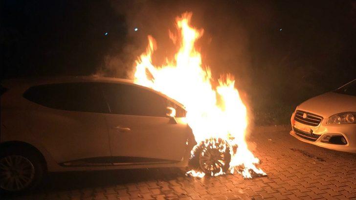 Park halindeki araç alev aldı G1