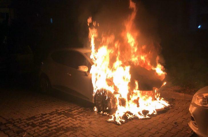 Park halindeki araç alev aldı G2