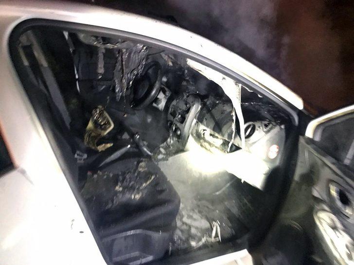 Park halindeki araç alev aldı G4