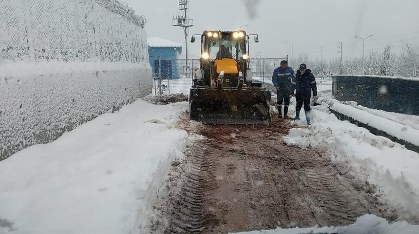 İSU ekipleri kar yağışında 24 saat g&ouml;rev yaptı